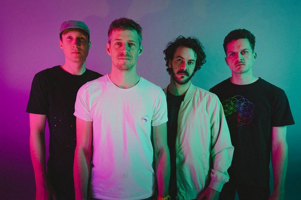 Gruppenbild der vier männlichen Mitglieder der Band Viva la Vida