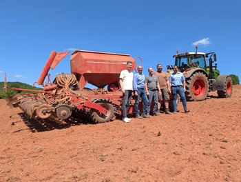 Die durchwachsene Silphie wurde in Gehweiler ausgesät, mit dabei: Dennis Meisberger, Erster Beigeordneter des Landkreises Sankt Wendel, Thomas Gebel (Landkreis Sankt Wendel), Mike Meisberger (Lohnunternehmer sowie Mitglied des Kreistages des Landkreises Sankt Wendel sowie des Gemeinderates Namborn), Mahmoud Alzoubie (Gemeinde Namborn)