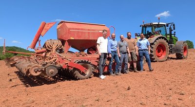Die durchwachsene Silphie wurde in Gehweiler ausgesät, mit dabei: Dennis Meisberger, Erster Beigeordneter des Landkreises Sankt Wendel, Thomas Gebel (Landkreis Sankt Wendel), Mike Meisberger (Lohnunternehmer sowie Mitglied des Kreistages des Landkreises Sankt Wendel sowie des Gemeinderates Namborn), Mahmoud Alzoubie (Gemeinde Namborn)