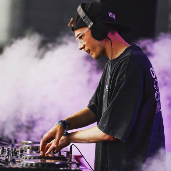 DJ One Leek auf der Bühne am Mischpult