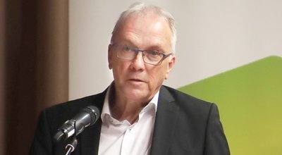 Landrat Udo Recktenwald spricht während der Gedenkveranstaltung 2025