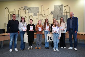Die Teilnehmerinnen am Kreisentscheid des 66. Vorlesewettbewerbs mit Landrat Udo Recktenwald (rechts) und Dirk Kiefer, Leiter der Schulverwaltung des Landkreises Sankt Wendel (links). Dritte von rechts: die Kreissiegerin Änni Wilhelm