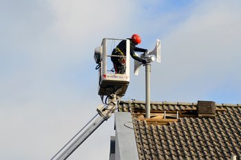 Arbeiten an einer Sirene auf einem Dach