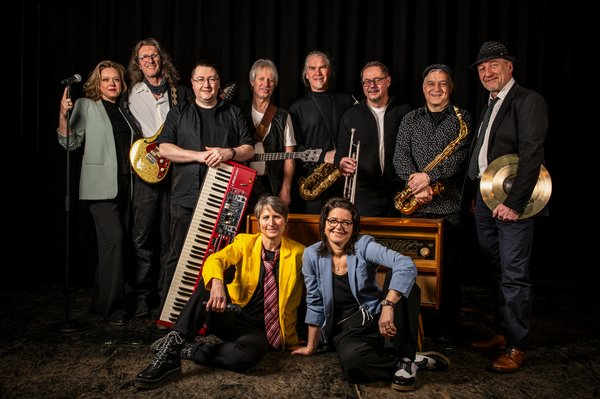 Gruppenbild der Musikgruppe Souls mit verschiedenen Instrumenten.