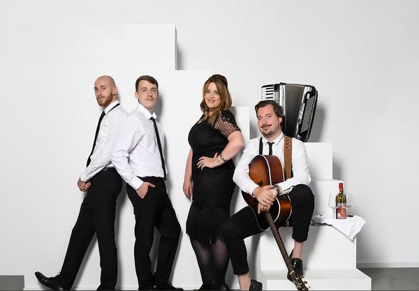 Gruppenbild der Band Yannisha mit verschiedenen Instrumenten