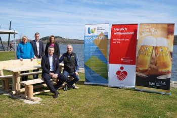 Landrat Udo Recktenwald mit Mitarbeiterinnen des Bostalsees und Vertretern der Sponsoren bei der Präsentation der Veranstaltungsserie am Bostalsee