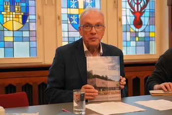 Landrat Udo Recktenwald bei der Vorstellung der 36. Ausgabe des Heimatbuches des Landkreises Sankt Wendel