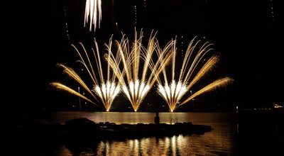 Feuerwerk während des Seefests am Bostalsee.