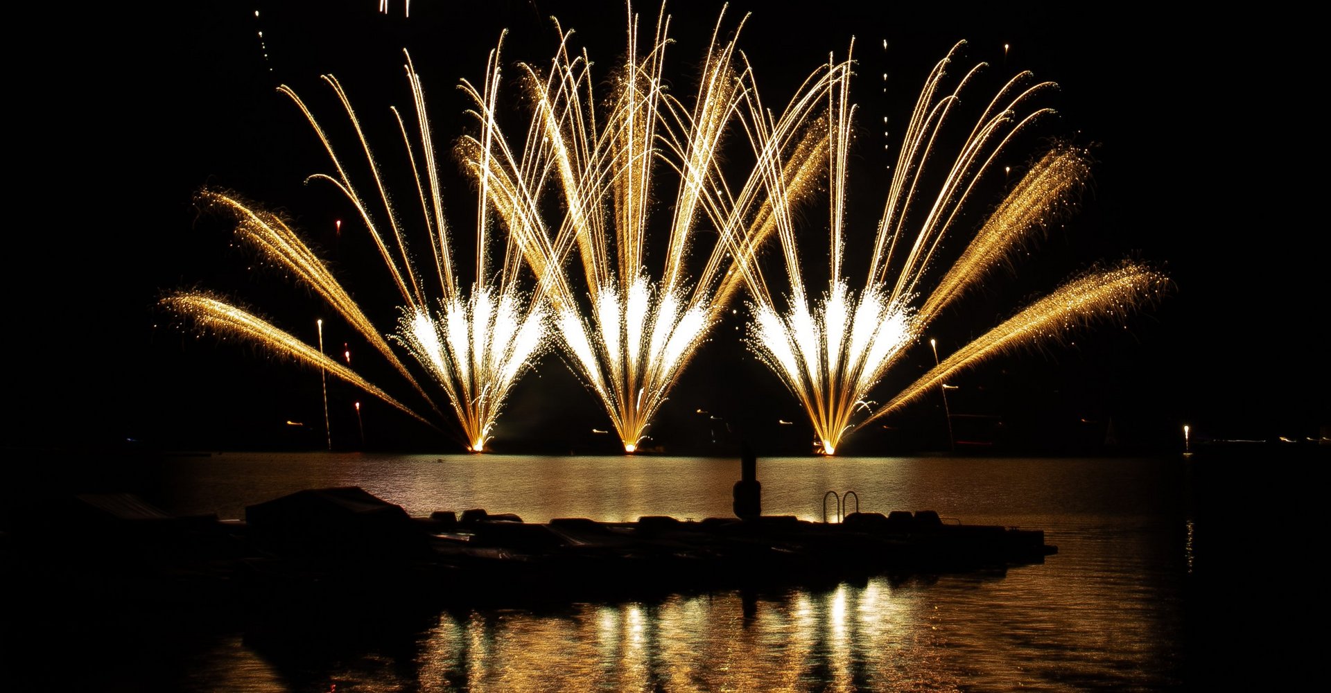 Feuerwerk während des Seefests am Bostalsee.