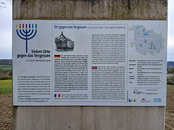 Die Informationstafel an der Stele des Ortes gegen des Vergessens am Panoramaweg in St. Wendel