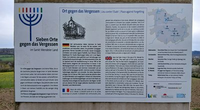 Die Informationstafel an der Stele des Ortes gegen des Vergessens am Panoramaweg in St. Wendel