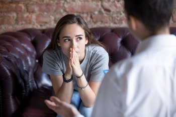 Eine Frau faltet die Hände