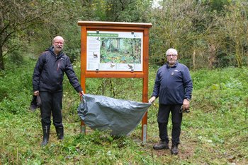 Der Diplom-Biologe Michael Keller enthüllt gemeinsam Bernd Stephan, Naturschutzbeauftragter in Gronig, die neue Infotafel.