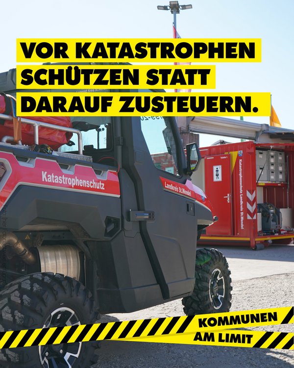 Plakat mit Katastrophenschutz-Buggy; Aufschrift: Vor Katastrophen schützen statt darauf zusteuern; unten: Kommunen am Limit.