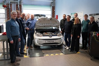 Landrat Udo Recktenwald übergibt das Schulungsfahrzeug an Schüler und Lehrer der Dr.-Walter-Bruch-Schule (technisch-gewerblicher Bereich) St. Wendel.